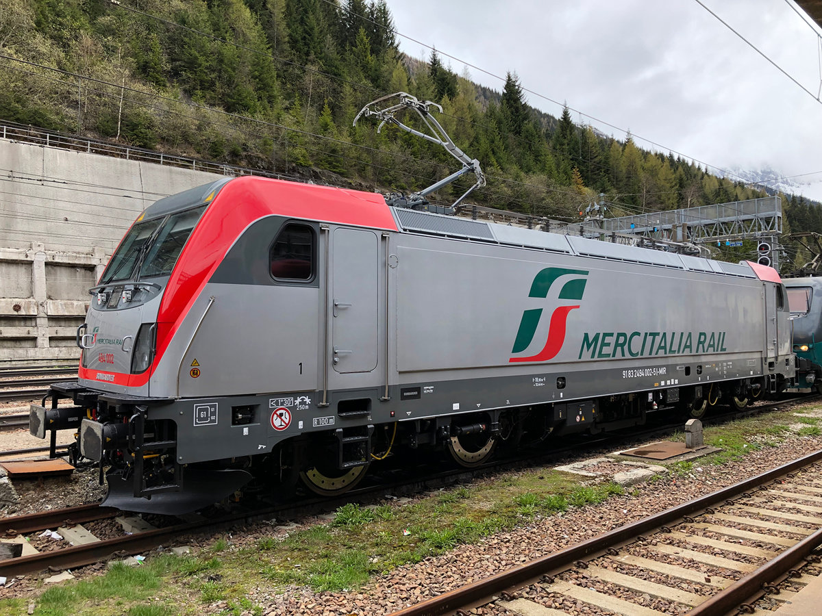 Die frisch ausgelieferte E494 002 der Mercitalia Rail abgestellt am Bahnhof Brenner/Brennero am 18.05.2019