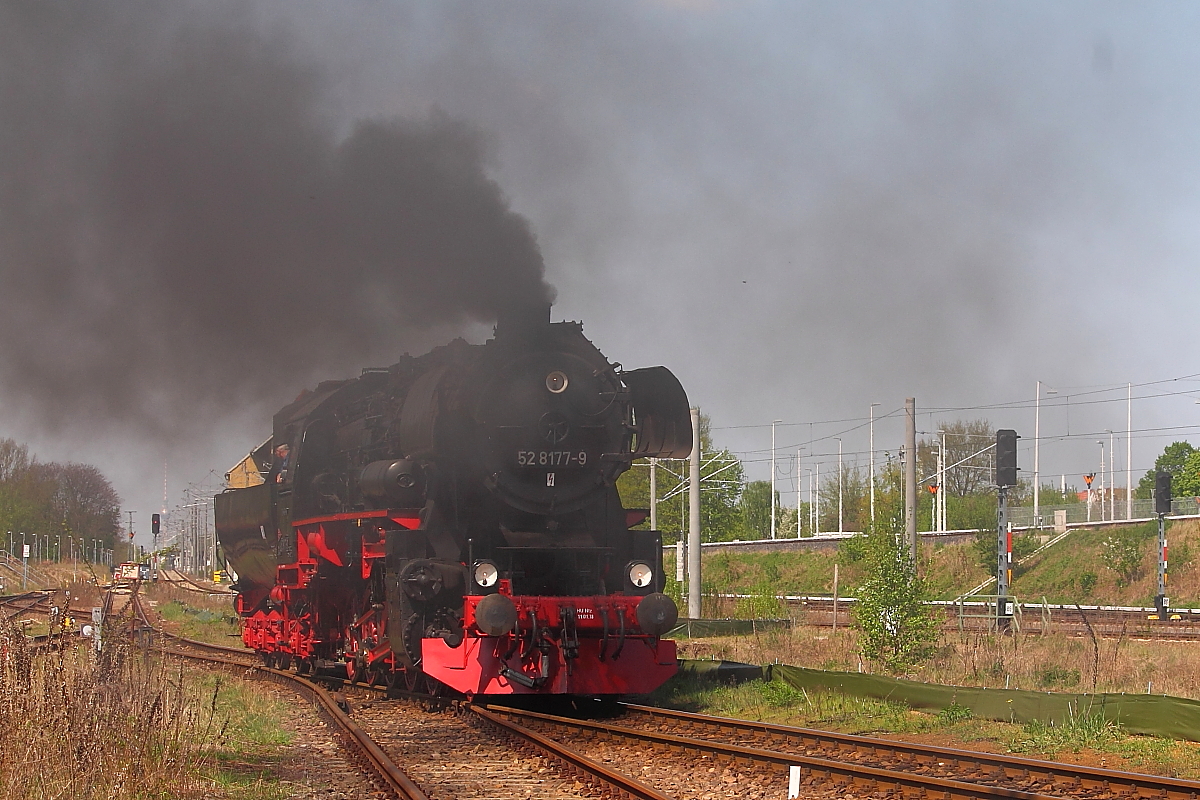 Die frisch hauptuntersuchte „Else“ 52 8177-9 der Dampflokfreunde Berlin zeigt beim Frühlingsfest am 21.04.2018 was sie so immer noch drauf hat.