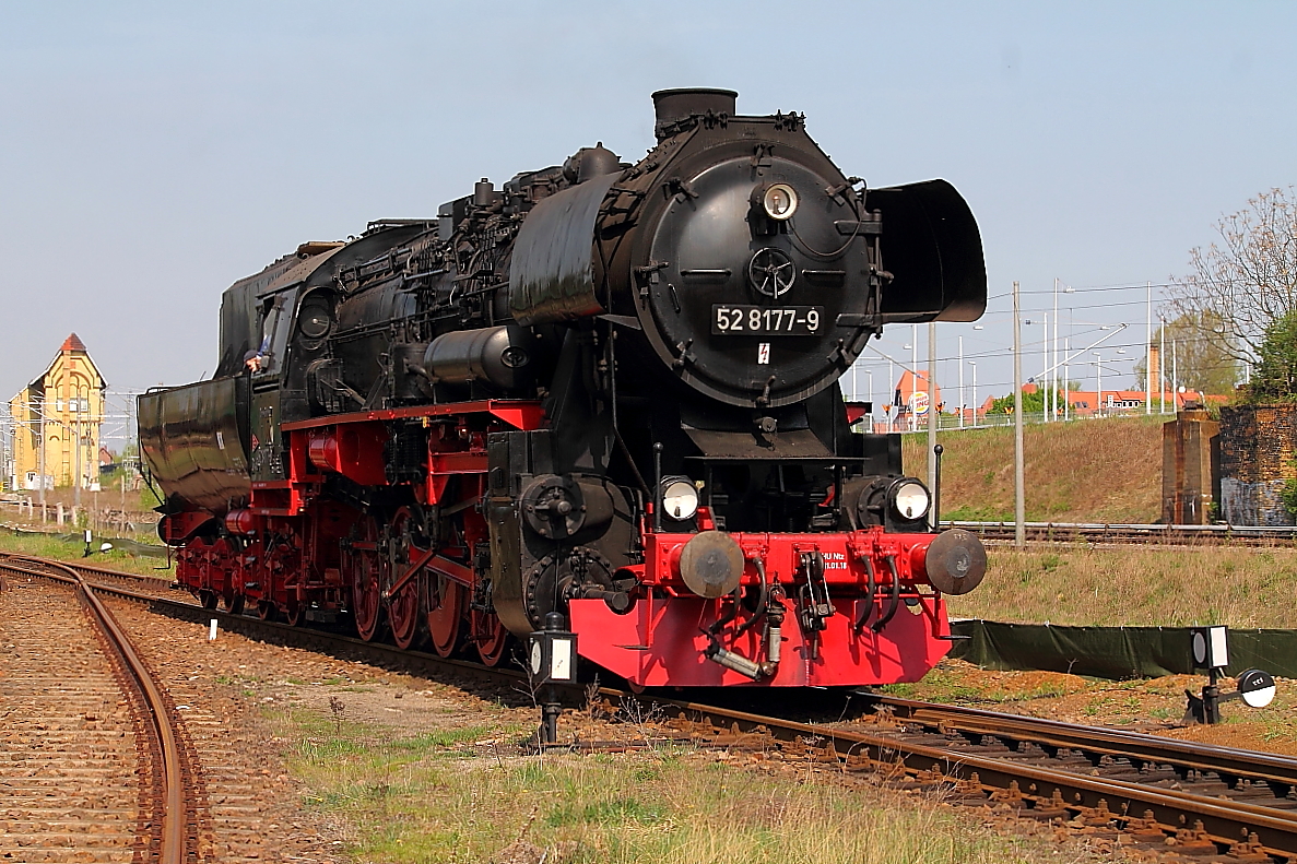 Die frisch hauptuntersuchte „Else“ 52 8177-9 der Dampflokfreunde Berlin macht Führerstandsmitfahrten beim Frühlingsfest am 21.04.2018 im Bw Schöneweide.