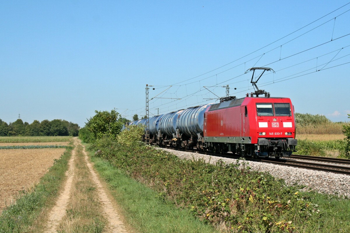 Die frisch lackierte 145 033-7 mit dem 49581 nach Basel am Nachmittag des 05.09.13 sdlich von Buggingen.
Viele Gre an den Lokfhrer!