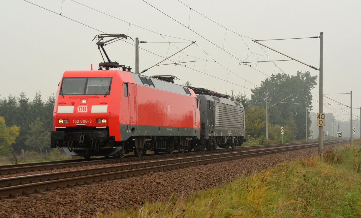 Die frisch lackierte 152 006 schleppte am 28.09.17 189 452, welche ebenfalls bei der DB eingesetzt wird, durch Jeßnitz Richtung Bitterfeld.