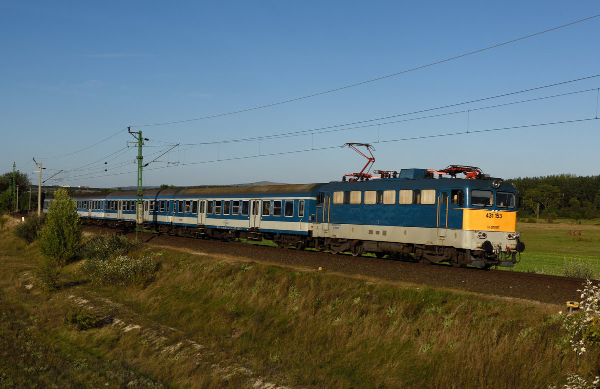 Die frisch lackierte V43 431 153 bespannte am 18. September 2019 den D 906 von Budapest-Déli nach Szombathely und wurde von mir bei Öskü fotografiert.