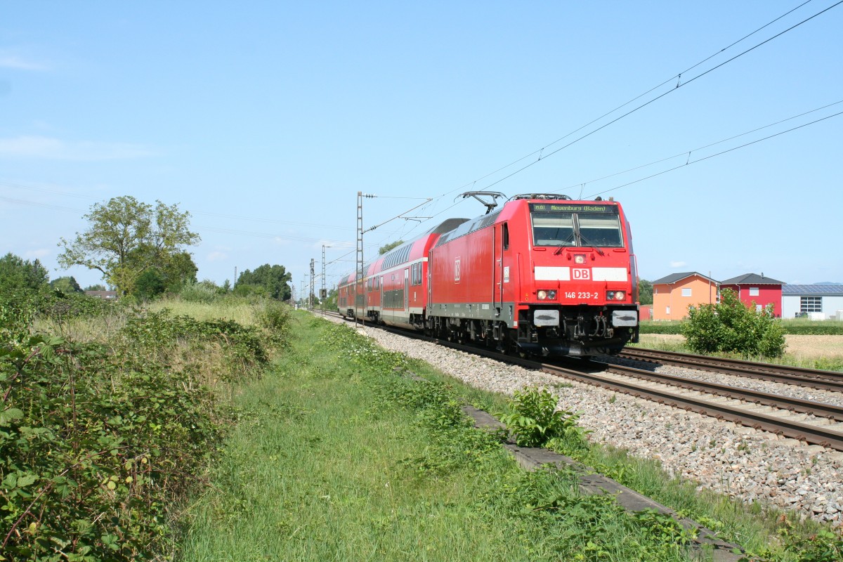 Die frisch revidierte 146 233-2 mit einer RB von Freiburg (Breisgau) Hbf nach Neuenburg (Baden) am Nachmittag des 04.08.13 nach dem Halt in Buggingen.