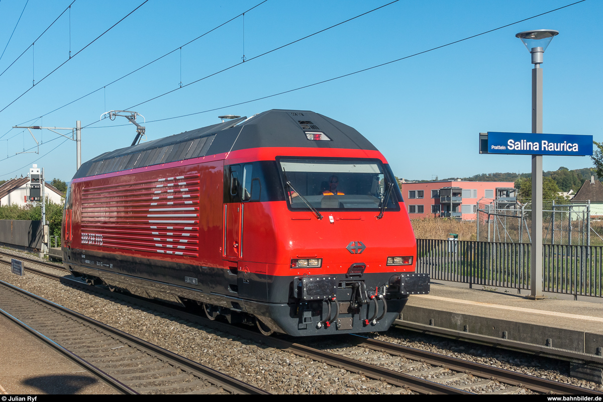 Die frisch revidierte Re 460 005 durchfährt am 27. September 2018 auf Testfahrt die Haltestelle Pratteln Salina Raurica.