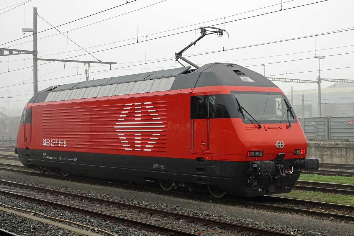 Die frisch revidierte Re 460 019-9 mit Rev. Datum 11.11.2020 vor einer Probefahrt in Yverdon-les-Bains im Morgennebel am 10. November 2020.
Foto: Walter Ruetsch