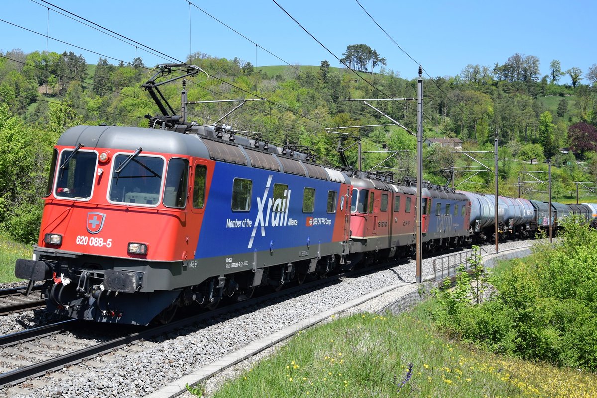Die frisch revidierte Re 620 088-5  Linthal  fährt zusammen mit Re 4/4 II 11325 und Re 6/6 11608  Wetzikon am 01.05.2019 bei Villnachern AG in Richtung Basel.