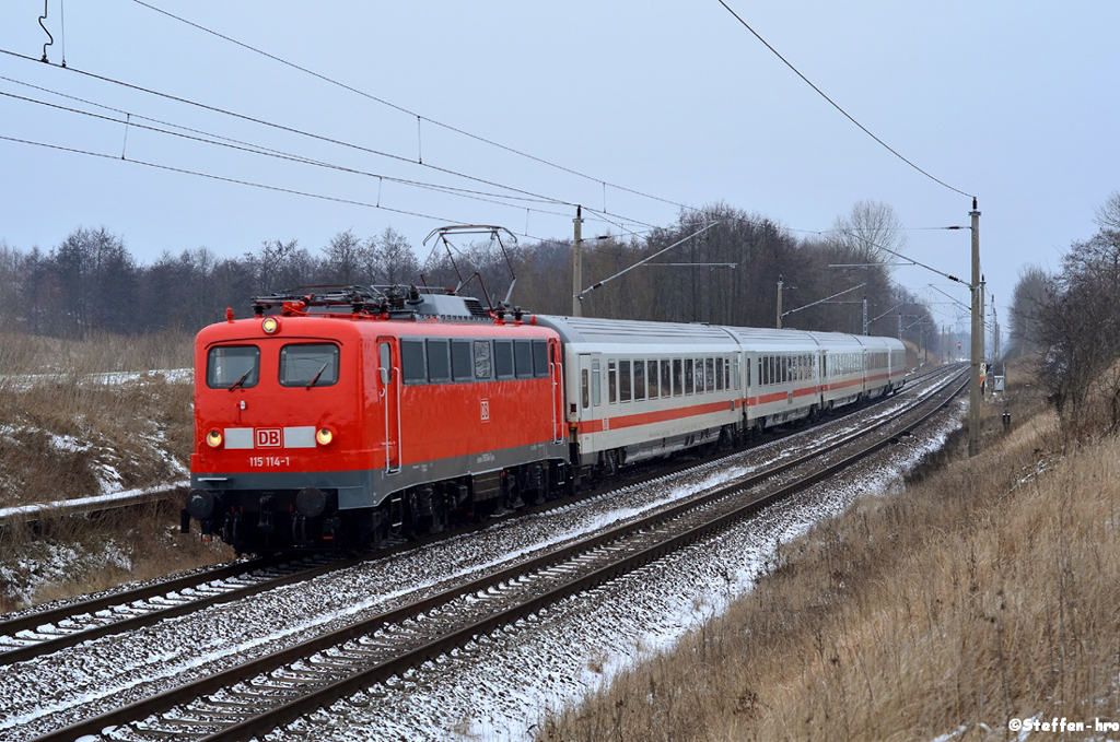 Die frisch Untersuchte 115 114 am 31.01.14 mit dem 2239 in Sildemow/Rostock
