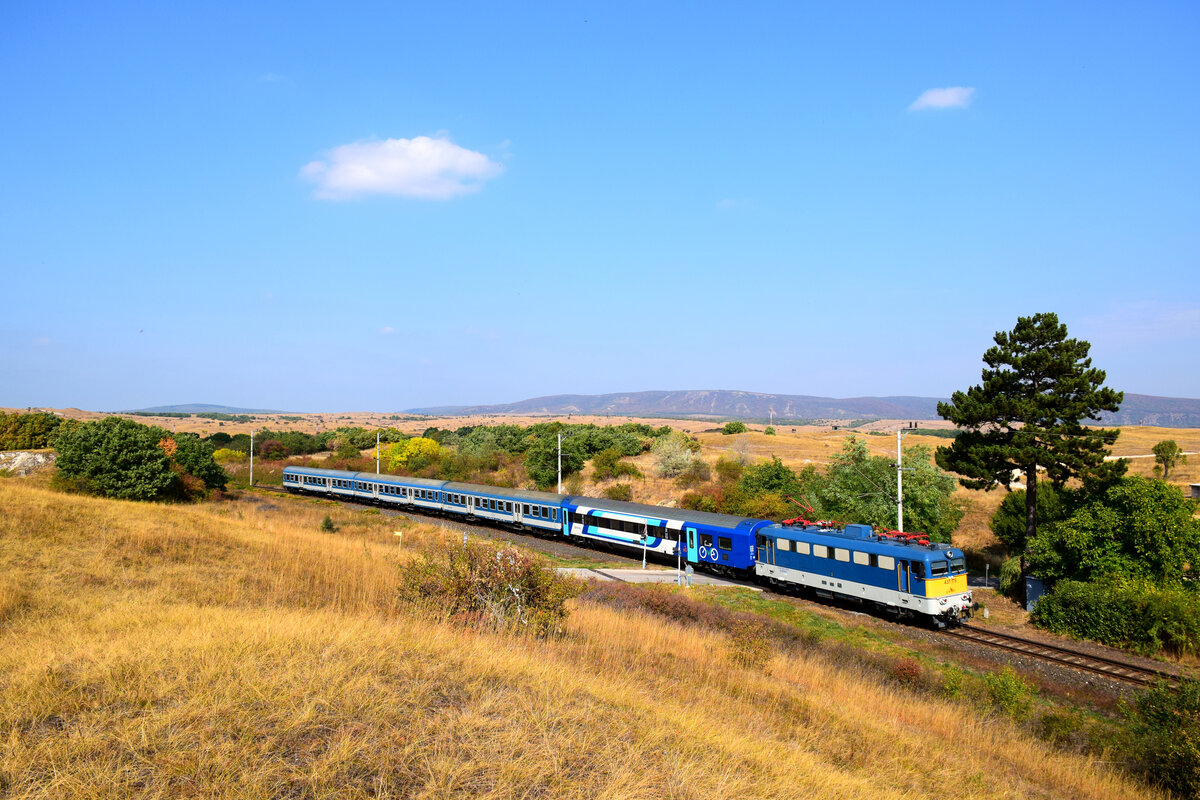 Die frischlackierte 179-er Szili (ex. V43 1179) ist auf dem Weg von Zalaegerszeg nach Budapest (IC 967) kurz vor Öskü.
26.09.2021.