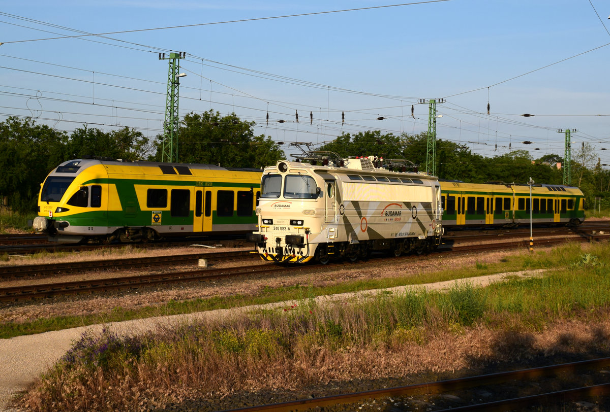 Die frischlackierte 240 083 (Budamar Group) wartet auf die Zulassungsfahrt in Komárom. Im Hintergrund kann man eine GySEV 415-er zu sehen.
Komárom, 28.05.2020. 