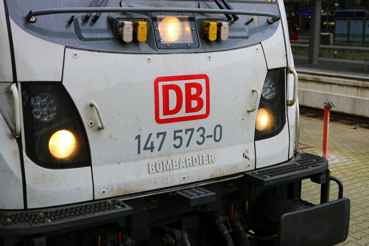 Die Front von DB Fernverkehr Bombardier Traxx 147 573-0 in Frankfurt am Main Hbf am 22.01.23