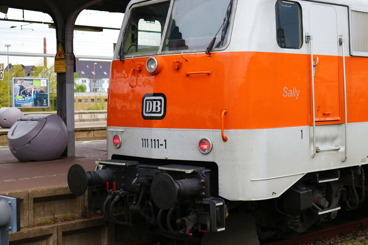 Die Front von DB Gebrauchtzug 111 111-1 am 29.04.23 in Hanau Hauptbahnhof vom Bahnsteig aus fotografiert
