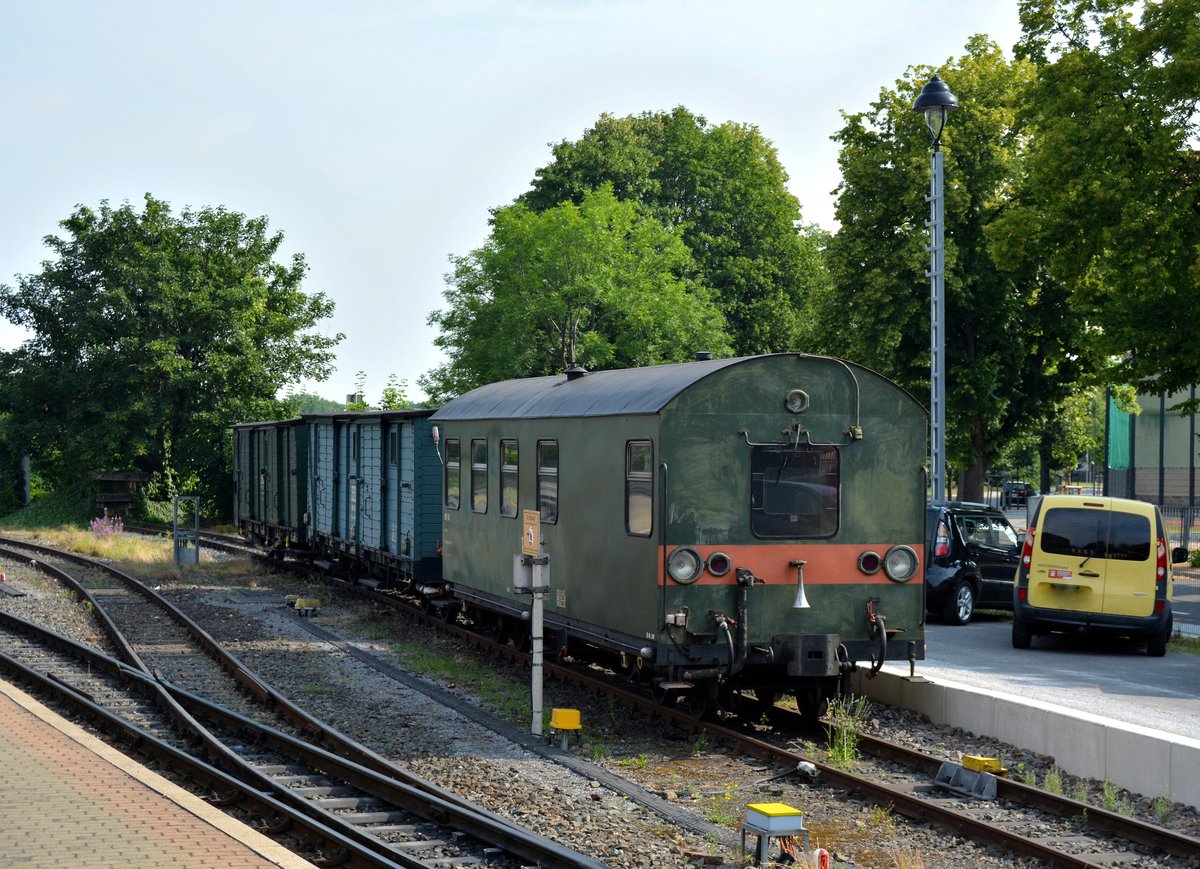 Die Front erinnert stark an alte Reichsbahn Dostos, doch dies ist der Mannschaftswagen. Da hinter stehen 2 Gerätewagen. Gesehen in Wernigerode Westerntor.

Wernigerode 22.07.2016