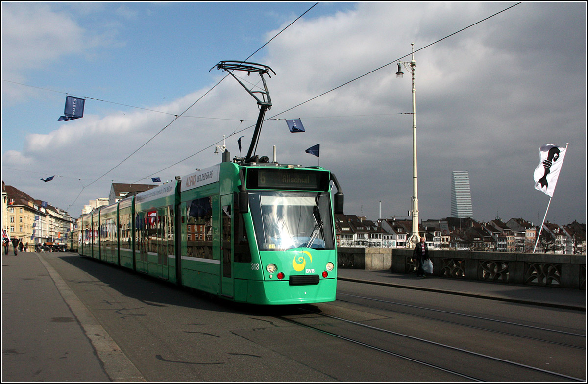 Die Front im Sonnenlicht -

Ein Combino-Tram auf der Mittleren Brücke in Basel.

14.03.2016 (M)