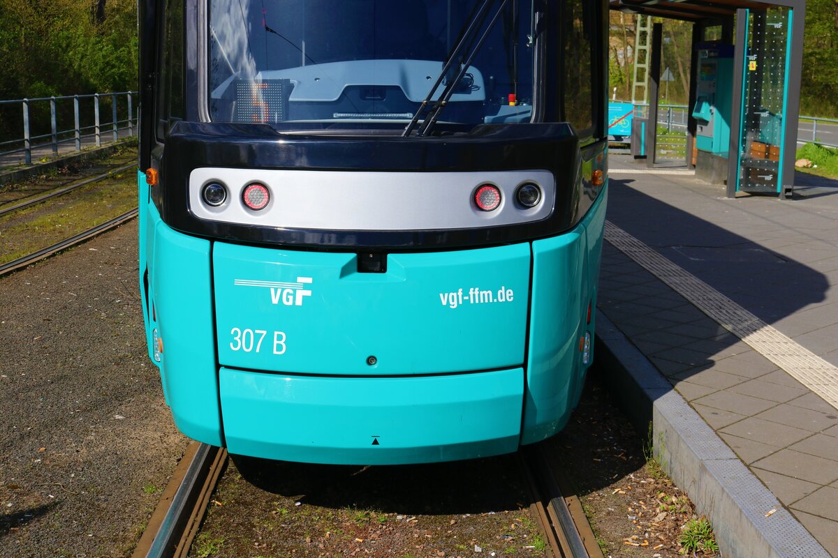 Die Front von VGF Straßenbahn Frankfurt Alstom Citadis SX05 T-Wagen 307 am 11.04.23 in Frankfurt auf der Linie 17