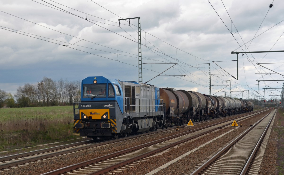Die früher bei der HGK im Einsatz befindliche 273 101 verrichtet mittlerweile ihren Dienst für die Railflex. Mit einem Kesselwagenzug fuhr sie am 17.04.15 durch Rodleben Richtung Magdeburg.