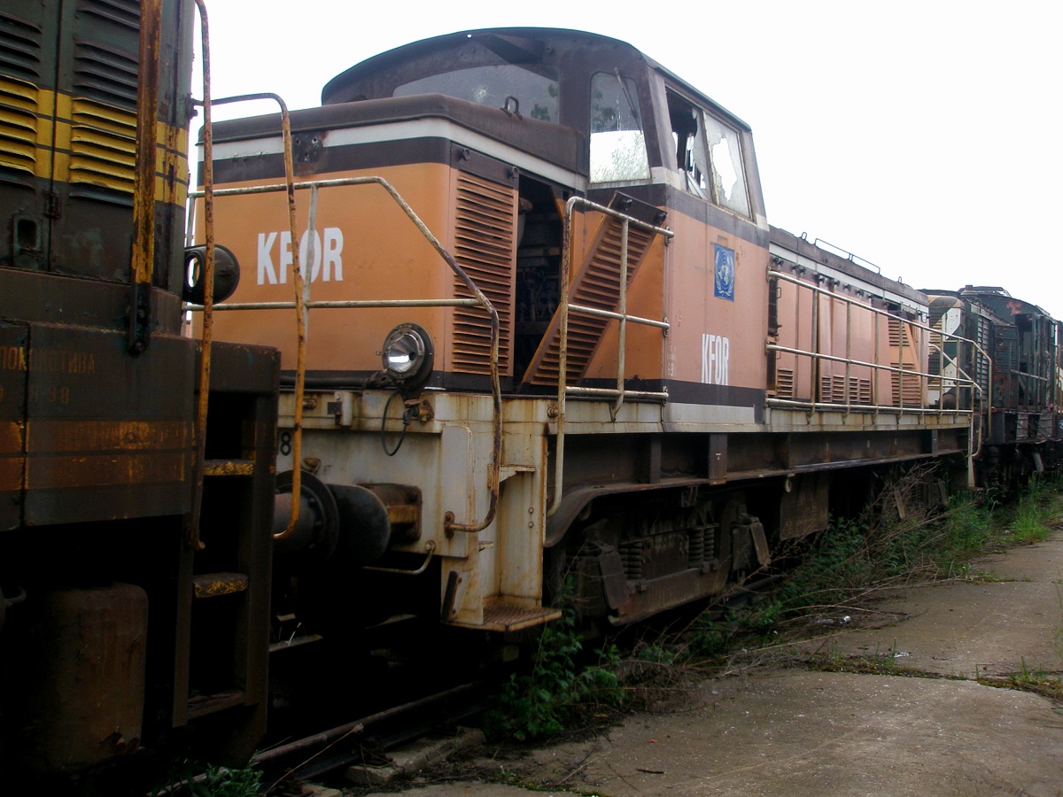 Die frühere BB 63018 der SNCF wurde von Frankreich für die Nachschubversorgung im Kosovo geliefert. Am 14.05.2009 steht sie noch mit KFOR-Beschriftung in Fushe Kosove/Kosovo Polje abgestellt.