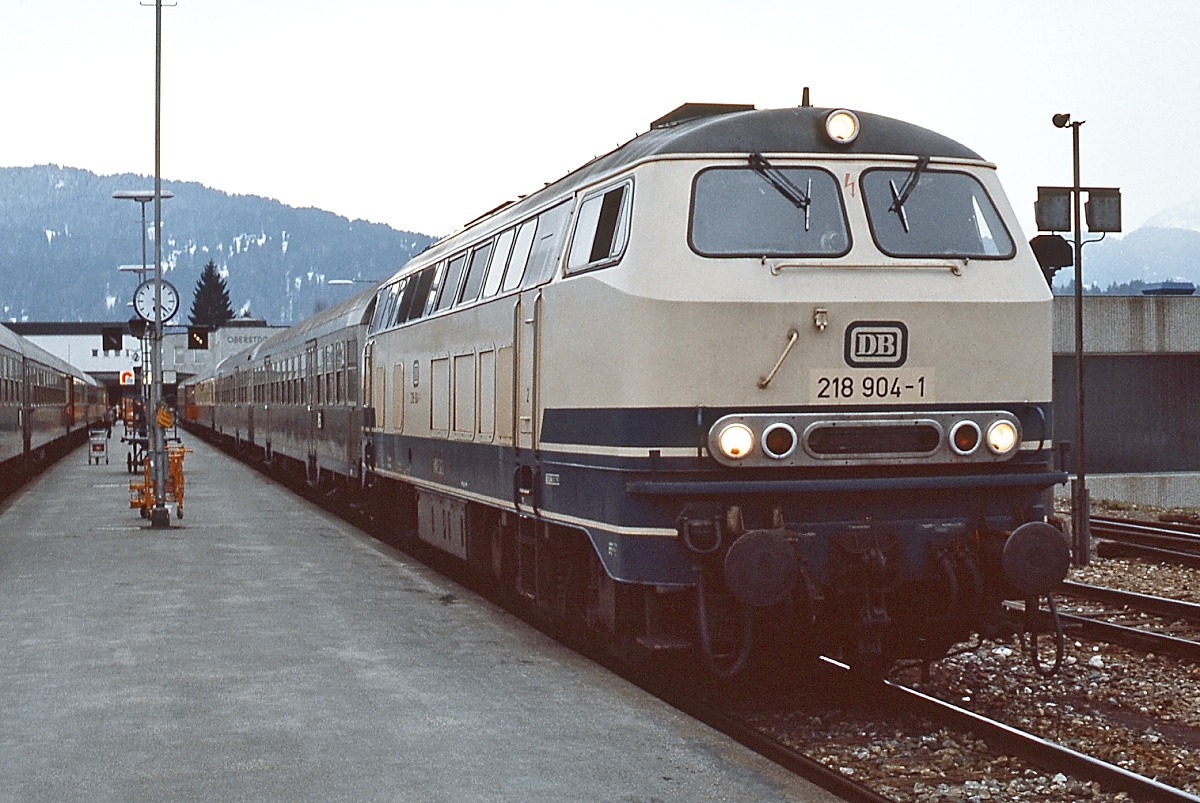 Die frühere Gasturbinenlokomotive 218 904-1 im April 1982 vor einem Eilzug im Bahnhof Oberstdorf