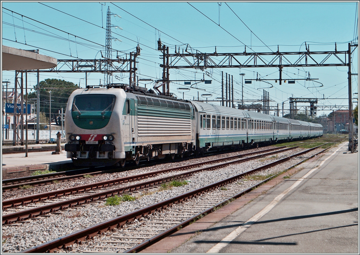 Die FS 403.006 erreicht mit ihrem IC 510 von Salerno nach Torino den Bahnhof Viareggio.
21. April 2015