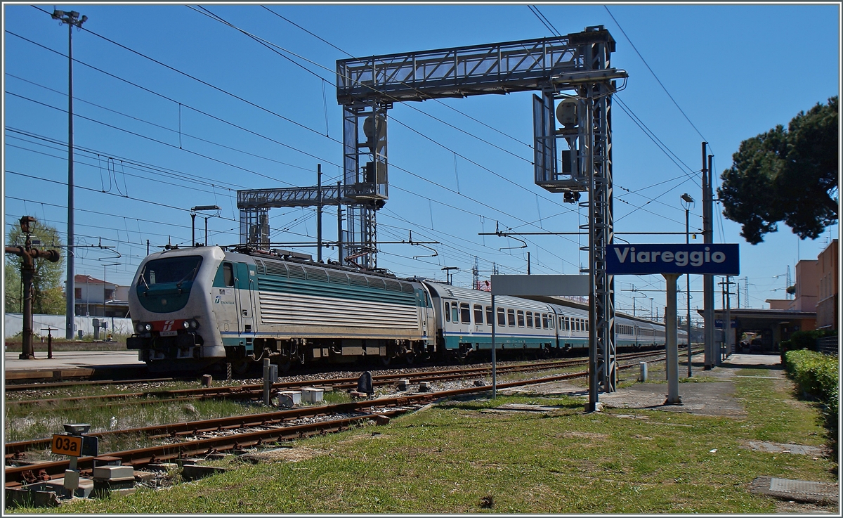 Die FS 403.006 verlässt mit ihrem IC 510 von Salerno nach Torino den Bahnhof Viareggio. 
21. April 2015