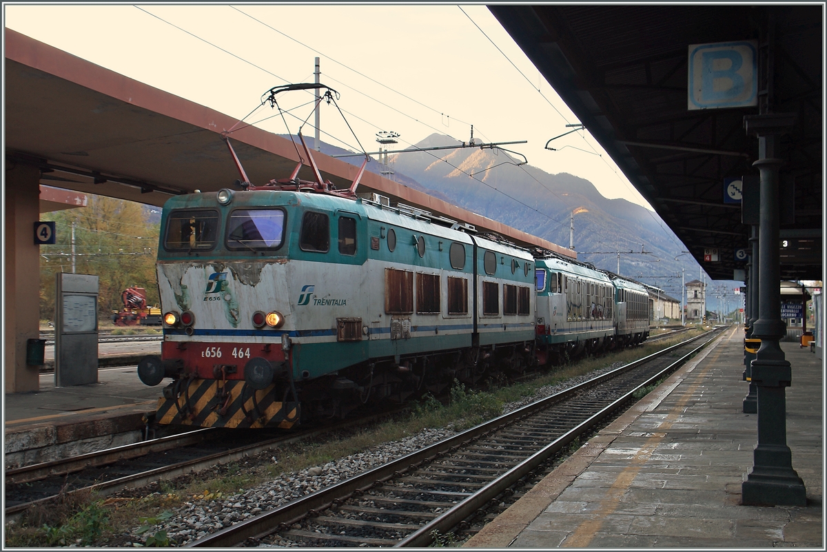 Die FS 656 464 ist mit zwei E 552 in Domodossola eingetroffen.
26. Okt. 2015 