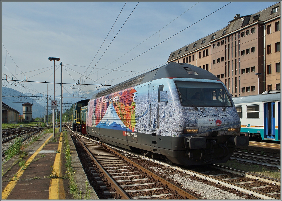 Die FS D 245 hat die abgebügelte SBB Re 460 036-7 vom Zug rangiert und stösst sie nun in den Weschselstromteil des Bahnhofs zurück. 
13. Mai 2015