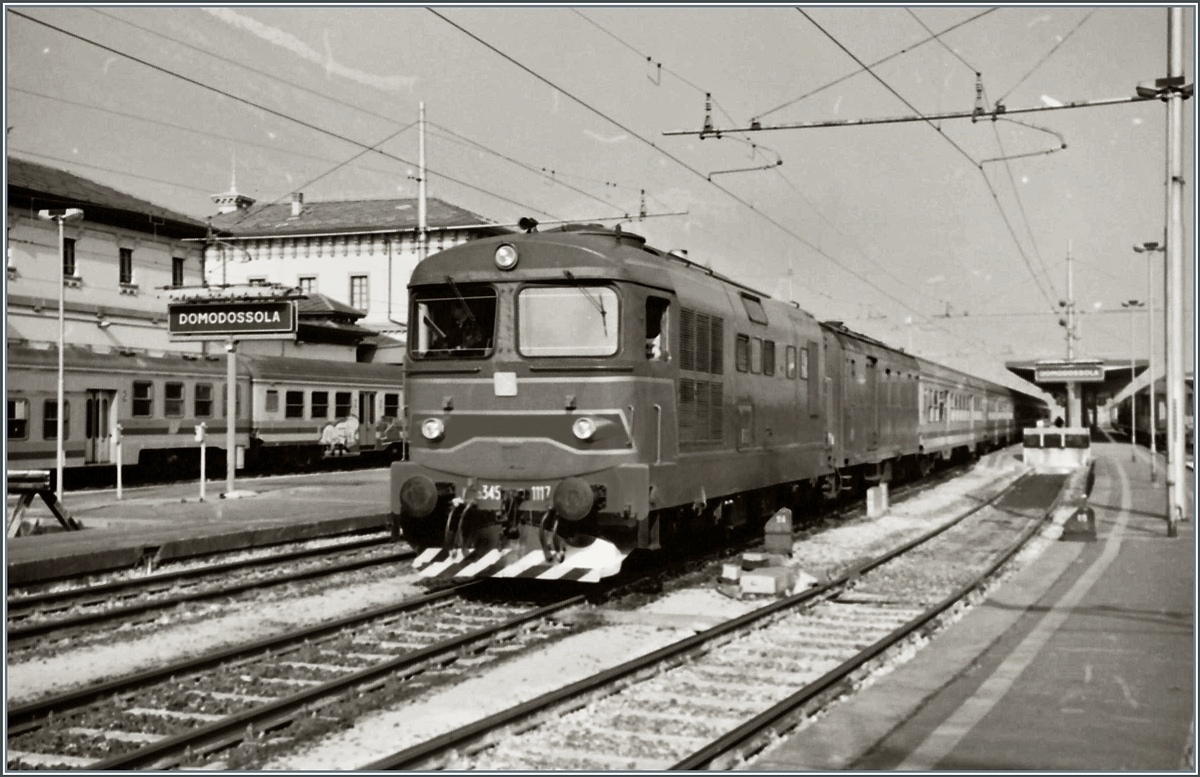 Die FS D 345 1117 steht mit einem Regionalzug nach Novara in Domodossola. Gleich hinter der Diesellok ist ein Heizwagen eingereiht. 

Ein Analog Bild vom März 1997