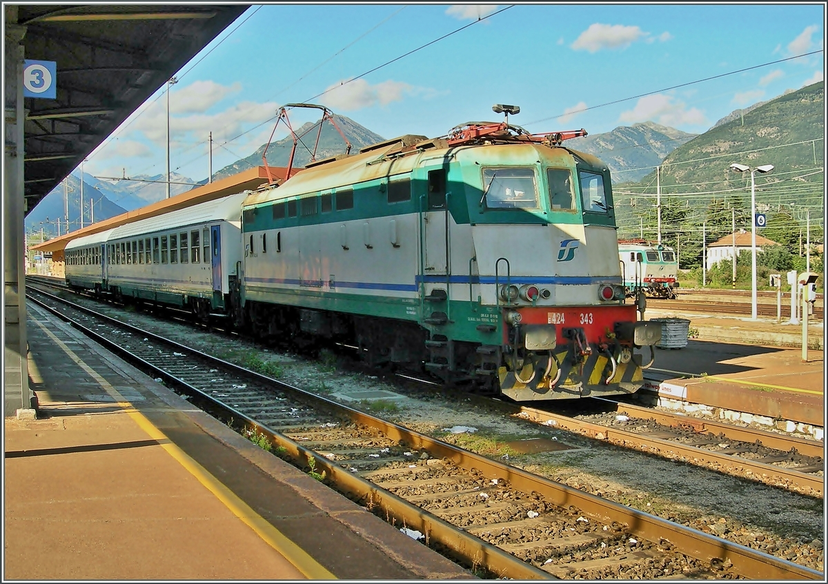 Die FS E 424 343 mit einem Regionalzug nach Novara in Domodossola. 

30. August 2006