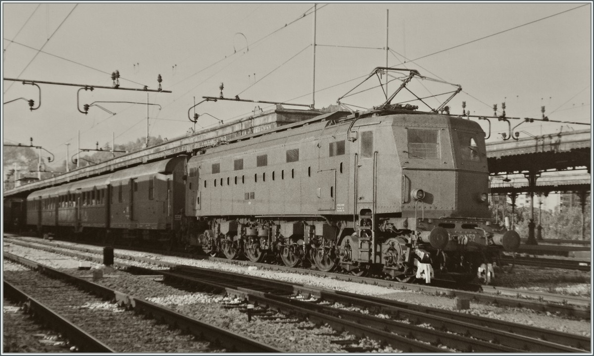 Die FS E 428 152 mit einem Regionalzug in Arona. (Fotografierens Foto/Oktober 1985)