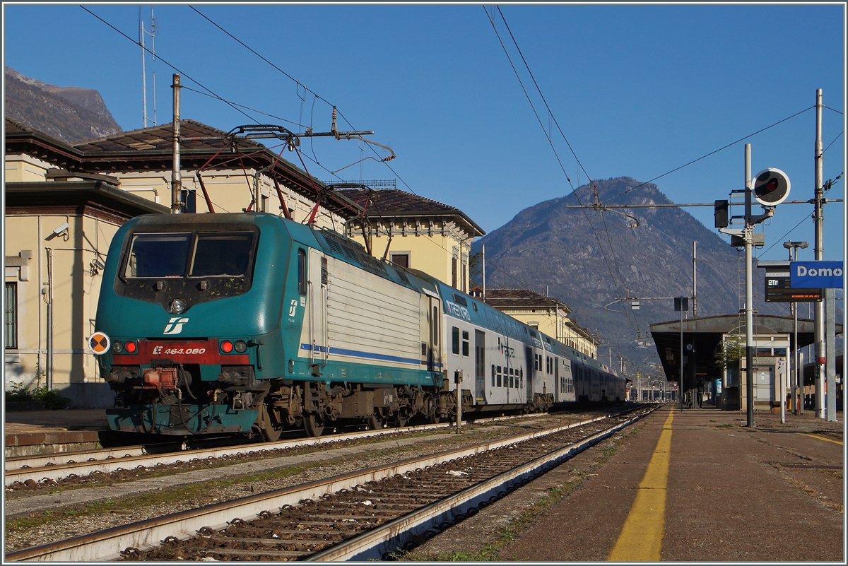 Die FS E 464 080 steht mit einem  Trenord  Doppelstockzug in Domodossla. 
31. Okt. 2014