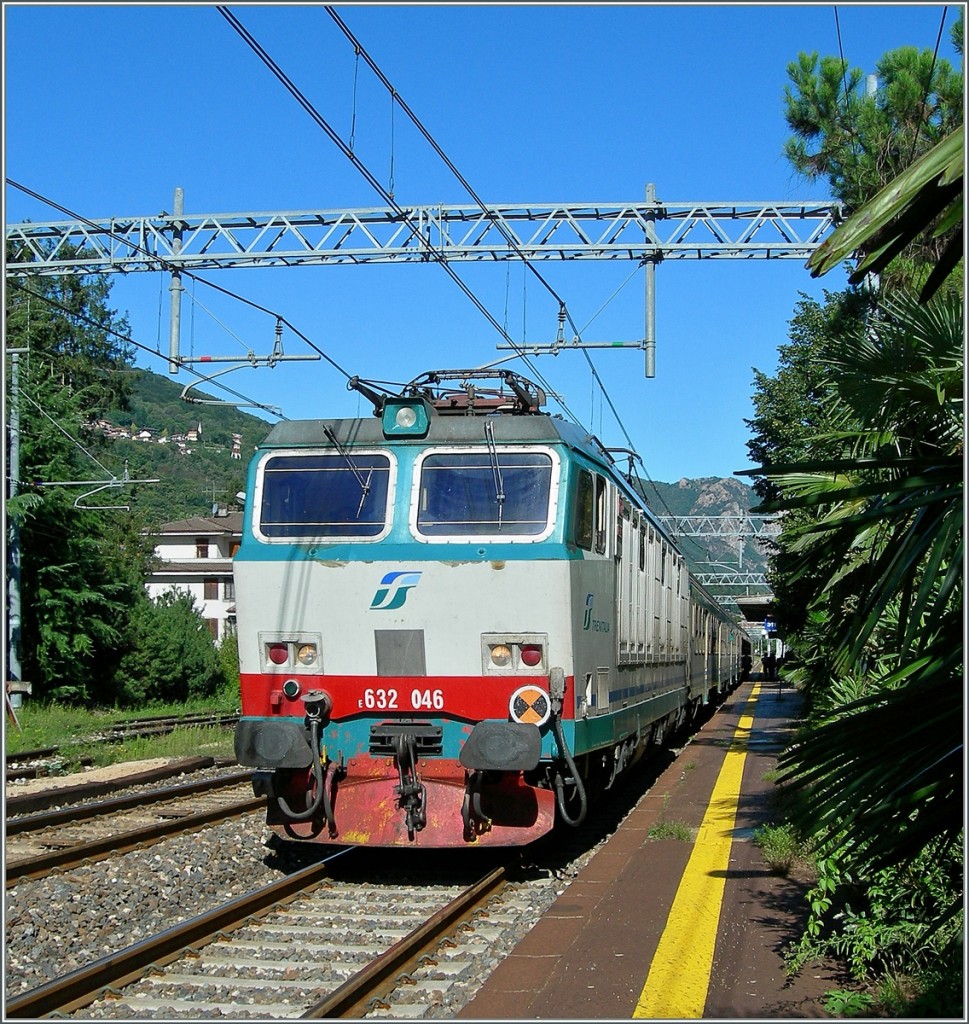 Die FS E 632 046 mit einem Regionalzug in Stresa. 
30. August 2006
