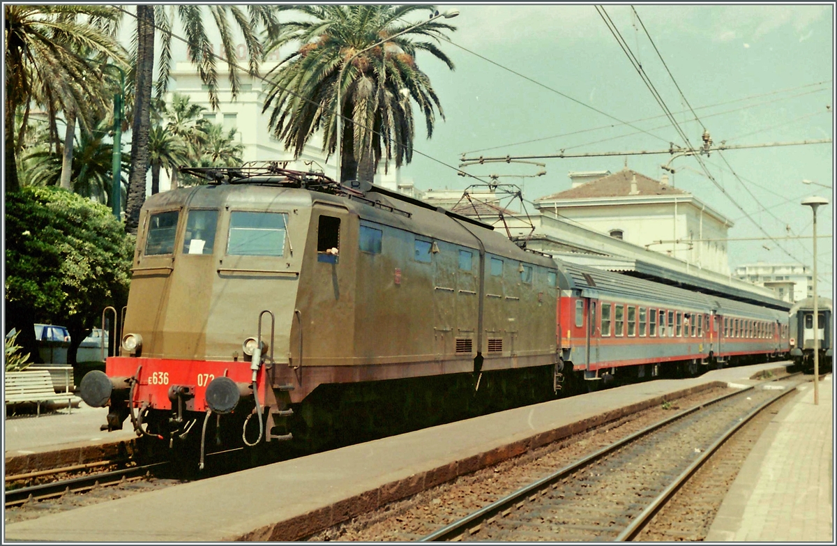 Die FS E 636 072 wartet mit einem Eilzug in San Remo auf die Weiterfahrt nach Ventimiglia.

Ein Analogbild (als 1200px Variante)
vom Sommer 1985