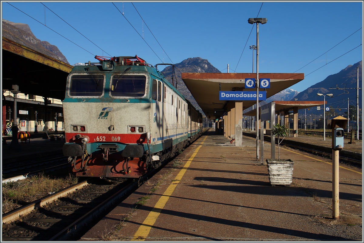 Die FS E 652 069 mit einem Lokzug in Domodossola.
26. Oktober 2015