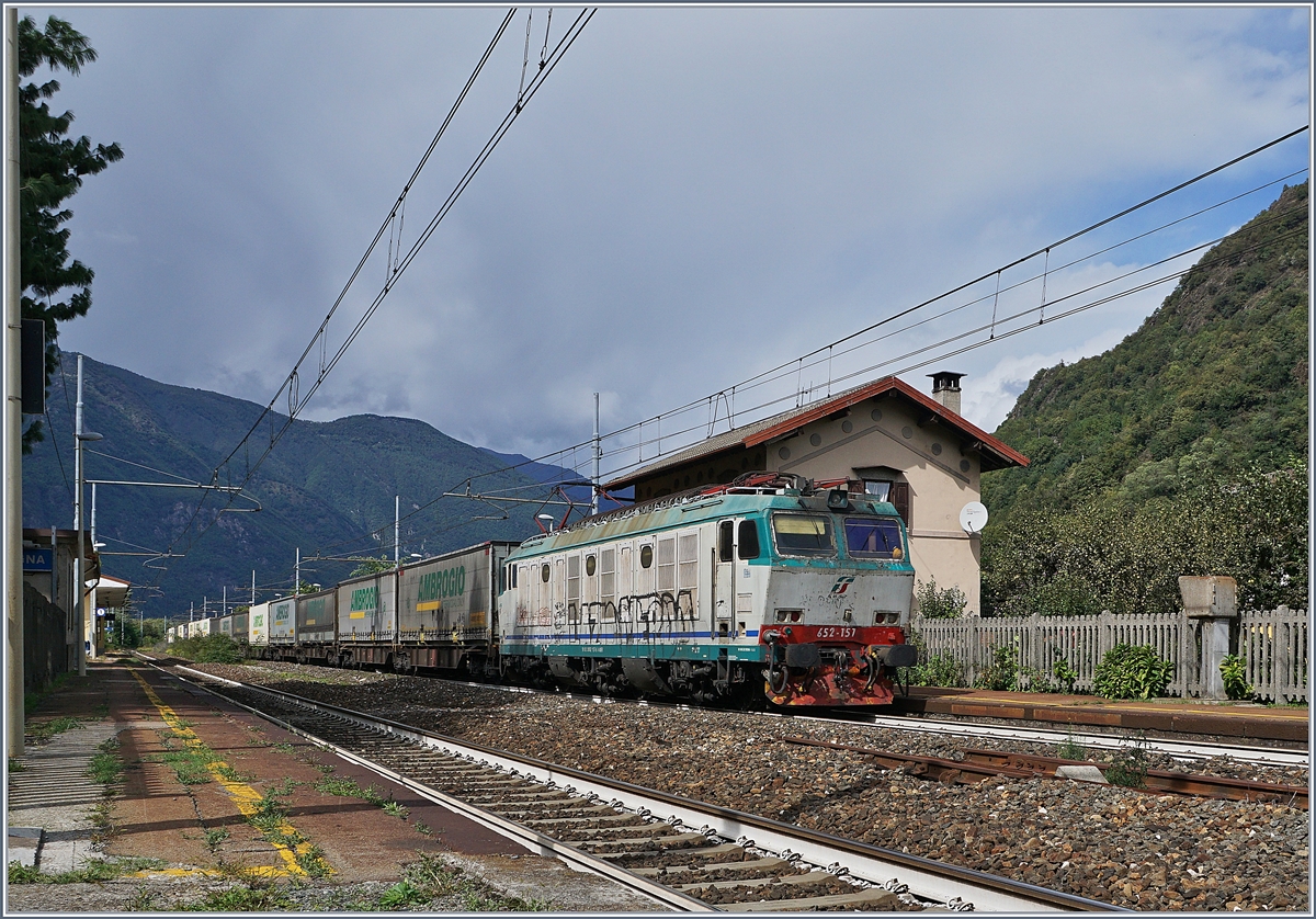 Die FS E 652 157 fährt mit einem  Ambrogio -Güterzug durch Vogogna. 
Der Güterverkehr war überraschend schwach, in den vier Stunden die ich in Vogogna war, verkehrten nur fünf Güterzüge, davon zwei RoLa. (Drei Güterzüge auf der Strecke Domo- Novara und zwei Domo - Milano). 
18. Sept. 2017