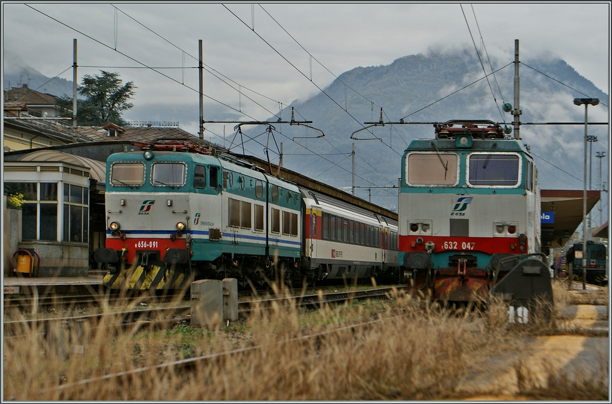 Die FS E 656 091 von Trenitalia wartet in Domodossola mit dem EC 37 Genve - Milano - Venezia SL auf die Abfahrt Richtung Sden.
Planmssig ist ein SBB ETR 610 fr diese Leistung eingeteilt.

31. Okt. 2013