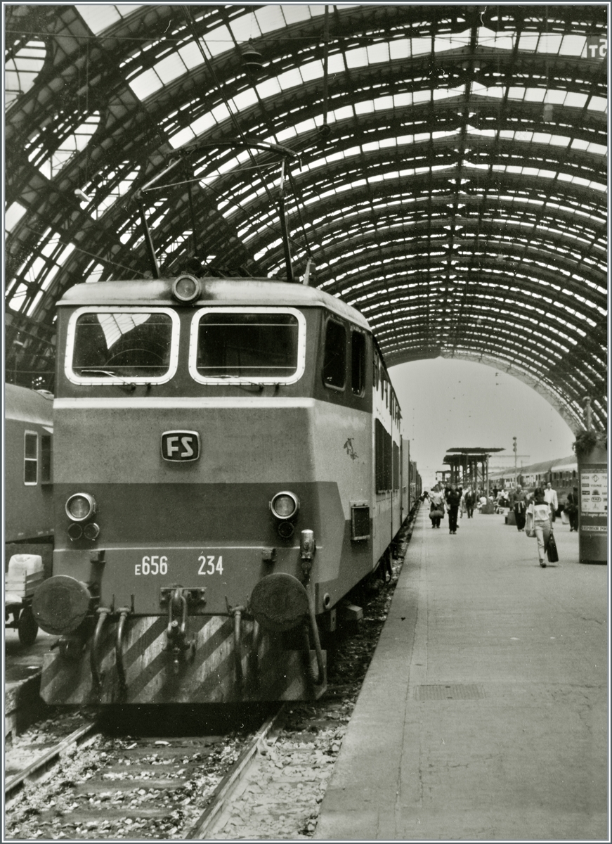 Die FS E 656 234  Caimano  ( Kaiman  Alligator/Krokodil) ist in Milano Centrale angekommen. Diese Lokbaureihe war viele Jahre in Reisezugverkehr zu sehen, die letzten Loks wurden vor ein paar Jahren noch auf Sizilien eingesetzt.

Analogbild vom Juni 1985