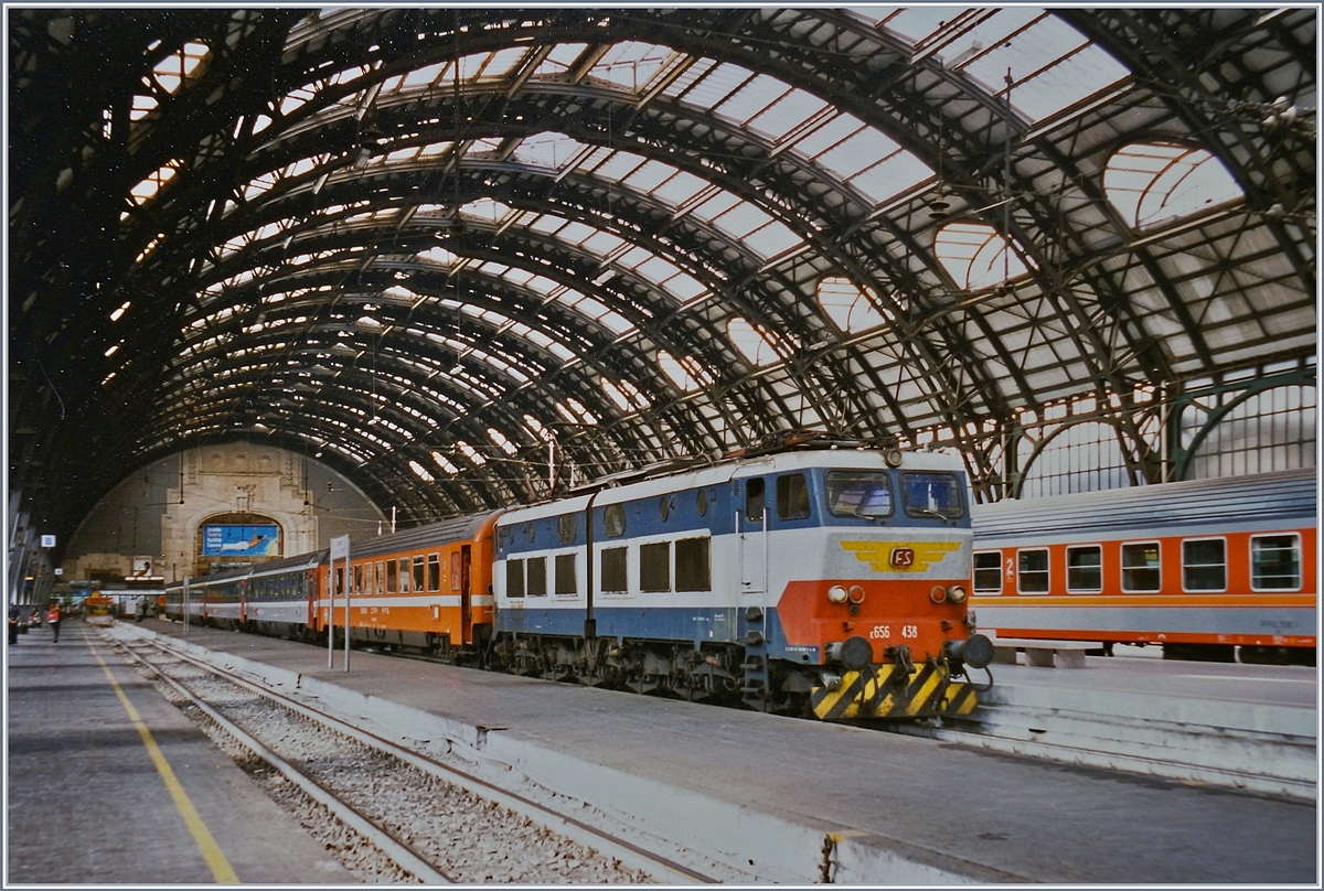 Die FS E 656 438 steht mit ihrem Schnellzug nach Stuttgart unter dem mächtigen Hallendach von Milano Centrale und wartet auf die Abfahrt.

28. Juni 1997



