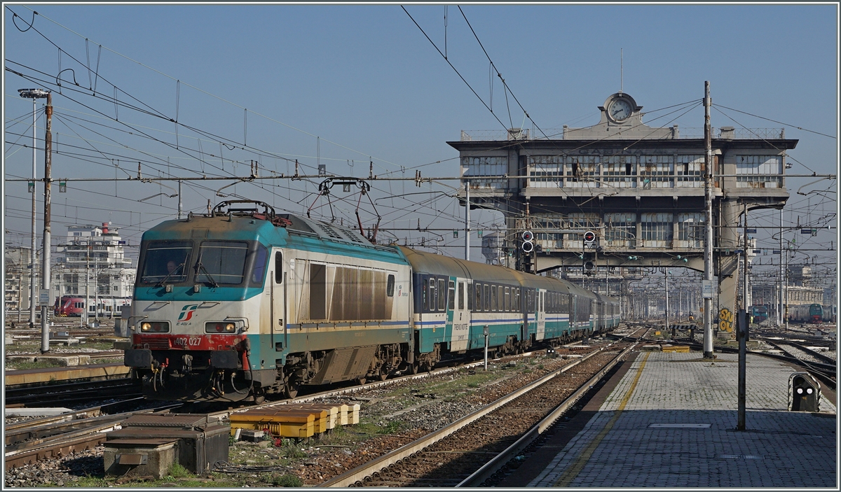 Die FS Trenitalia E 402 027 zeigt sich im Bahnhofsvorfeld von Milano mit einem Nachtzug.
1. März 2016