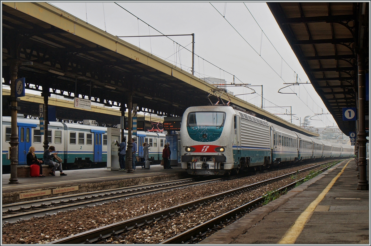 Die FS Trenitalia E 402B 146 erreicht mit einem IC den Bahnhof von Modena.
 
20. September 2014