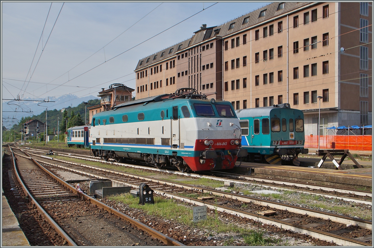Die FS Trenitalia E 444 043 und im Hintergrund der FS Trenitalia Aln 663 1010 mit einem weiteren Aln 663 in Domodossola. 

13. Mai 2015
