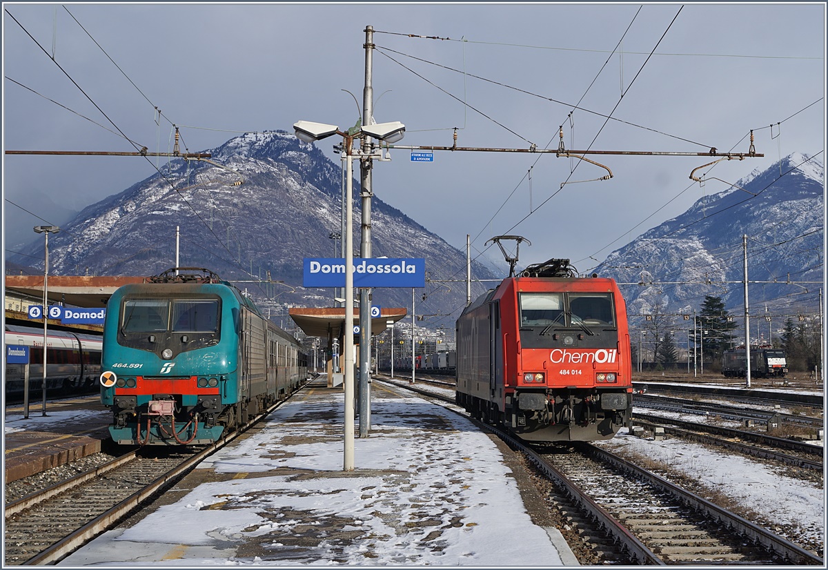 Die FS Trenitalia E 464 591 und die SBB Cargo Re 484 014 in Domodossola.
14. Jan. 2017
