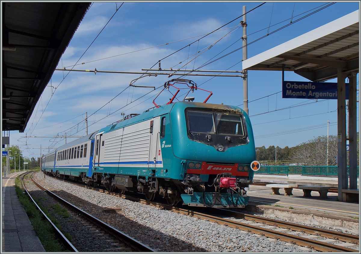 Die FS Trenitalia E 464 376 schiebt in Orbetello Monte Argento einen RE in Richtung Norden.
Diese RE verbinden die wichtigsten lokalen Orte der Westküste zwischen Roma und Pisa. 

22. April 2015
