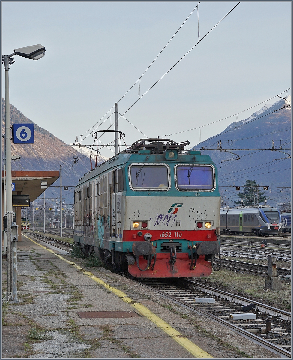 Die FS Trenitalia E 652 110 ist von Domo II kommend in Domodossola eingetroffen um nach dem Richtungswechsel auf der Linie nach Novara eine längeren Hochbordwagenzug abzuholen und sich mir dann in Premosello erneut zu zeigen.
29. Nov. 2018