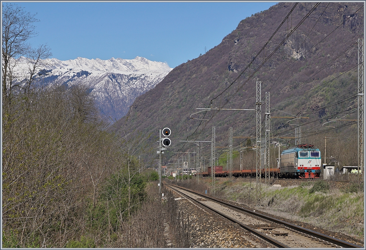 Die FS Trenitalia E 652.075 hat ihrem Güterzug in Premosselo-Chiovenda von der  Novara -Strecke kommend auf die  Milano -Strecke gewechselt und fährt nun kurz nach Premosello Chiovenda Richtung Arona.

8. April 2019

