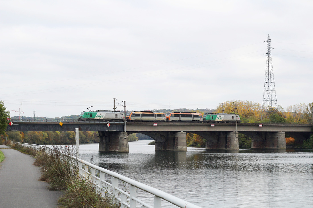 Die führende SNCF FRET 427071 passiert mit weiteren Loks zusammen die Mosel.
Das Bild wurde am 29. Oktober 2016 in Metz aufgenommen.