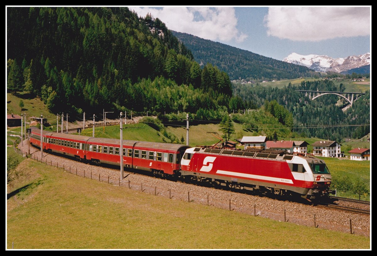 Die fünf Loks der Reihe 1822 waren seinerzeit alle in Innsbruck beheimatet. Zu ihren Aufgaben zählte auch die Führung der Korridorzüge zwischen Innsbruck und Lienz. Auf einer Paradestelle der Brennerbahn ,im Jodoker Bogen, fuhr 1822 002 mit besagtem Zug am 15.05.2002 Richtung Innsbruck.Die Brücke im Bildhintergrund gehört zur Brennerautobahn.