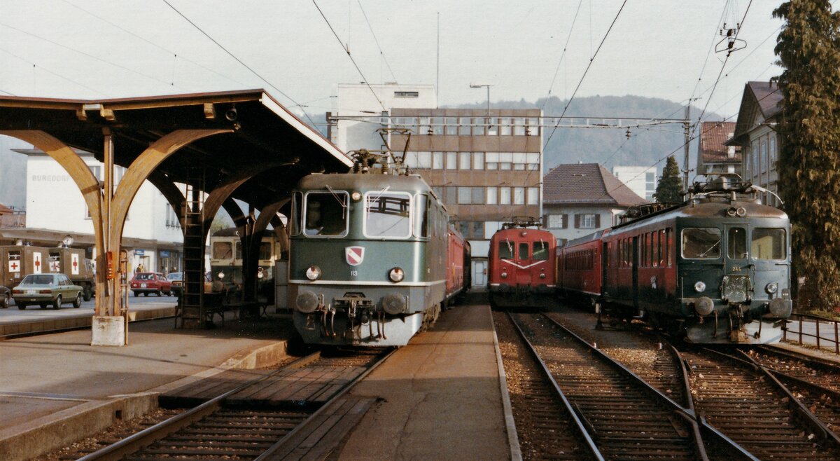 Die fünf RM Re 4/4 lll, ehemals EBT, VHB, SMB.
Re 4/4 113 mit dem Stirnwappen Thun im Jahre 1984.
Foto: Walter Ruetsch