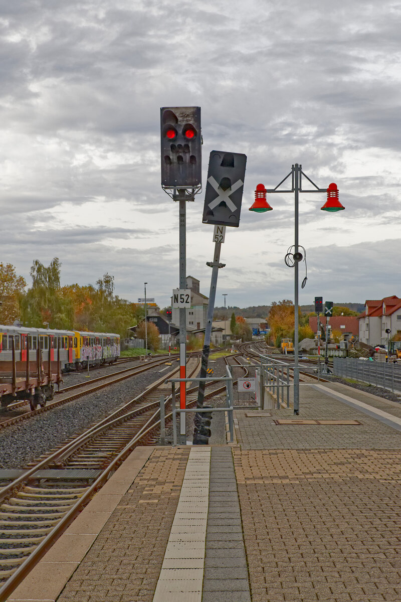 Die für 2023 geplante Elektrifizierung der Taunusbahnstrecke von Friedrichsdorf nach Usingen zieht eine ganze Reihe von Anpassungen nach sich, so müssen z.B. alle Signale ausgetauscht werden. In Usingen sind am 23.10.2022 die neuen Signale schon aufgestellt, wenn auch noch nicht so schön senkrecht, wie man das bisher gewohnt ist, aber das wird sicher noch. 