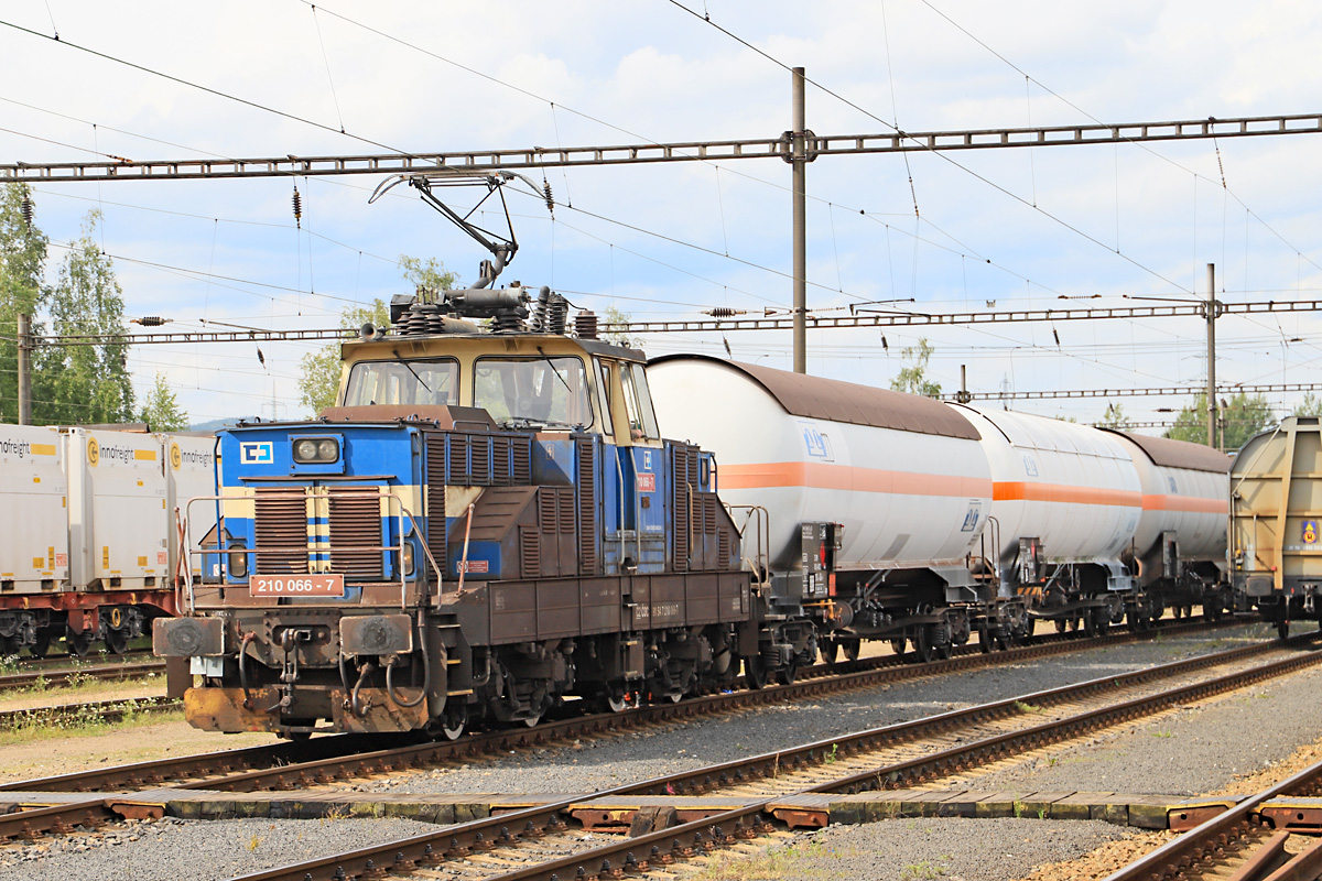 Die für 25kV/50Hz ausgelegte Rangierlog 210 066-2 hat sich am 11.08.2021 im Bahnhof Nove Sedlo u Lokte vor einen Güterzug gehängt, um von dort einige Wagen abzuziehen.