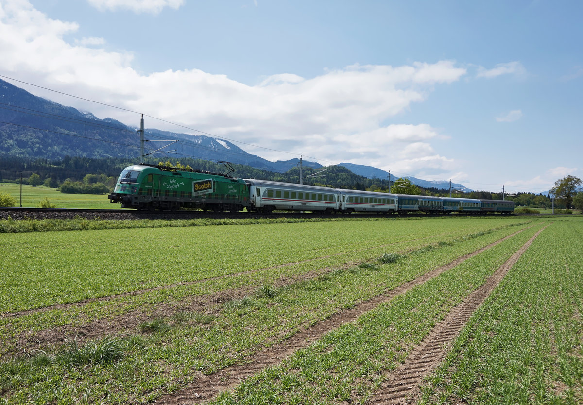 Die für 3M-Scotch werbende 541 001-8 der SŽ mit dem D 211 (Villach Hbf - Ljubljana - Zagreb Glavni kol. - Vinkovci), kurz vor dem Bahnhof Faak am See.
Aufgenommen am 5.5.2016