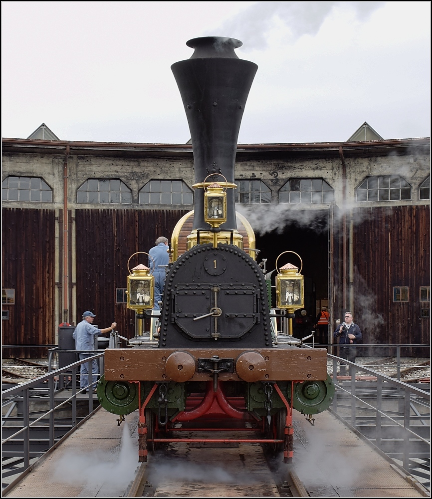 Die für die Begegnung mit dem Elefanten extra angeheizte Limmat stand ein wenig im Schatten der Veranstaltung. Trotz schlechtem Wetter eine besondere Gelegenheit, diese Lok mal genauer zu betrachten. Brugg, Oktober 2017.